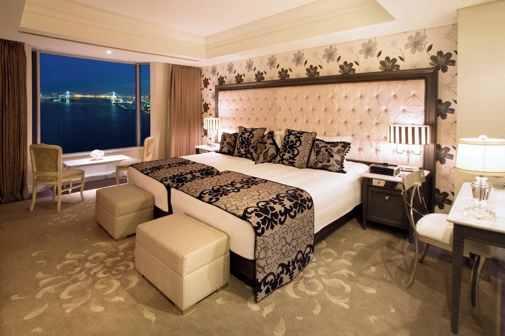 1 Bedroom, Suite, Single Bed, Bay View, Dining Area, Club Lounge Access