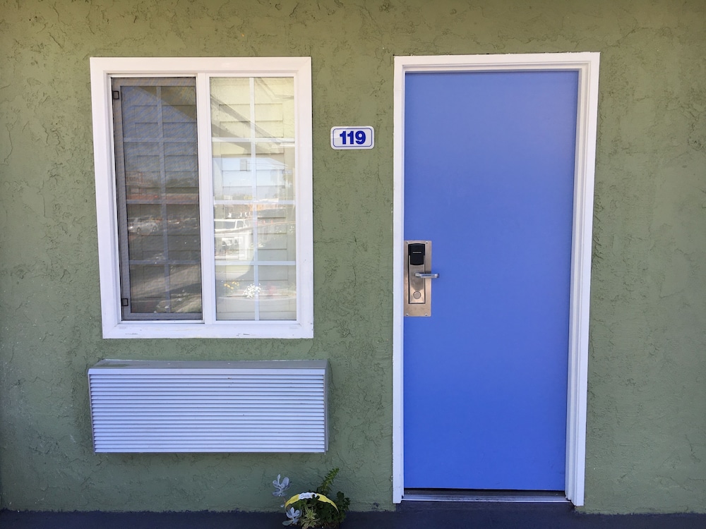 Town House Motel 26/48