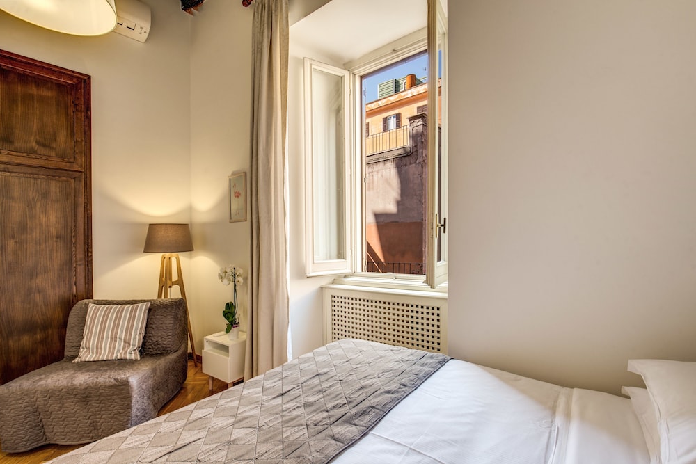 Tritone Top House 26/83