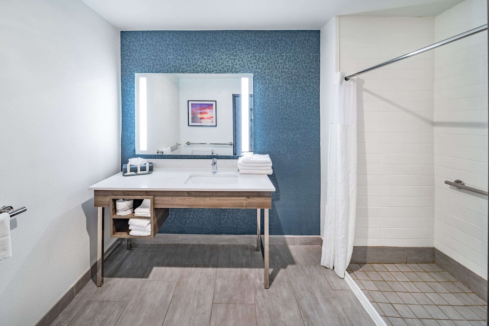 La Quinta Inn & Suites by Wyndham Texas City I 45 59/59