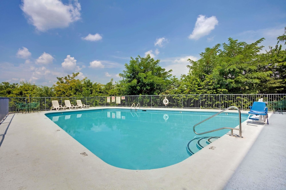 Super 8 By Wyndham Nashville/ Dntn/ Opryland Area 5/25