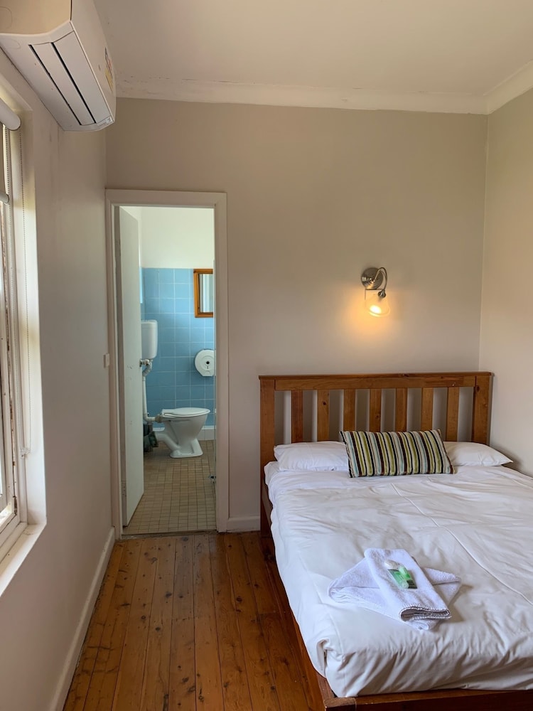 BURWOOD BED AND BREAKFAST 14/47