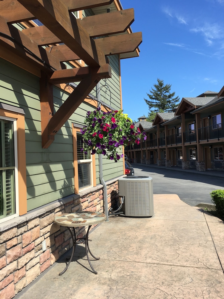 Vedder River Inn 43/46