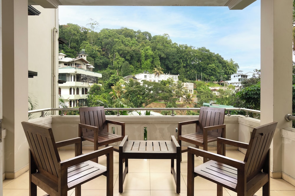 Oak Ray Serene Garden Hotel 49/64