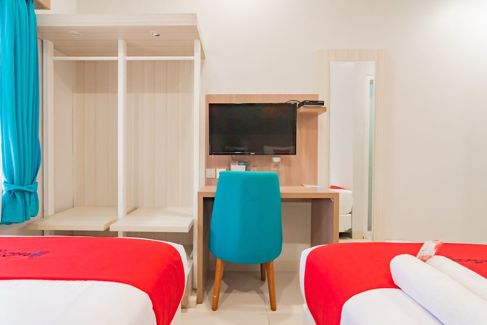 RedDoorz Plus @ Point Phila Cihampelas 40/50