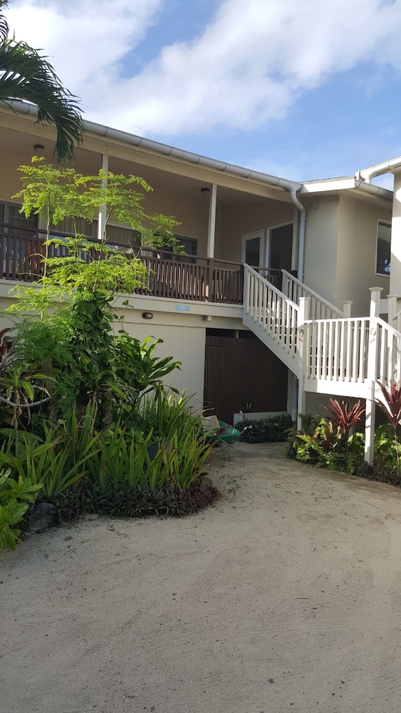 Moana Sands Beachfront Villas in Takitumu