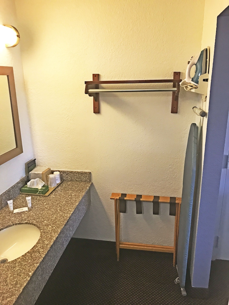 Days Inn & Suites by Wyndham Mobile 25/38