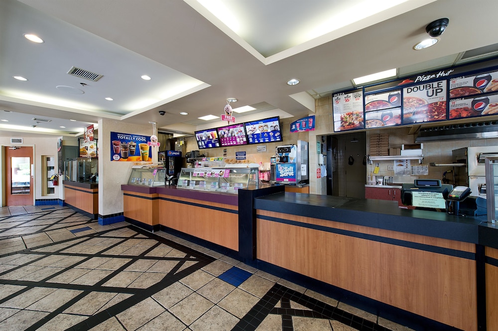 Howard Johnson Plaza by Wyndham by the Falls / Niagara Falls 10/50