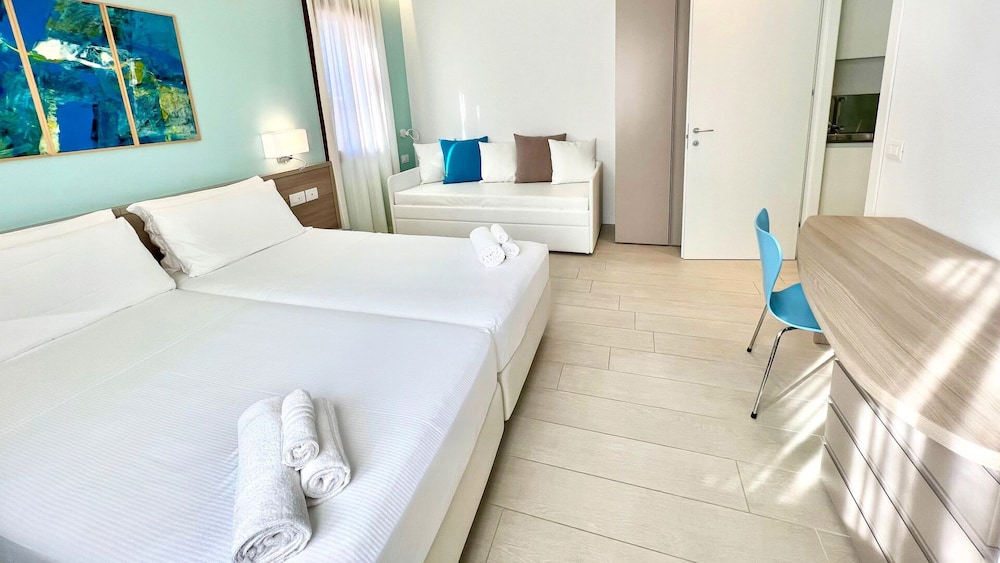 2 Bedrooms, Deluxe, Villa, Double and Twin Beds, Kitchenette, Garden Area، Hotel President Lignano 4/10