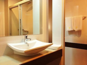 Sinkiat Buri Hotel 66/67