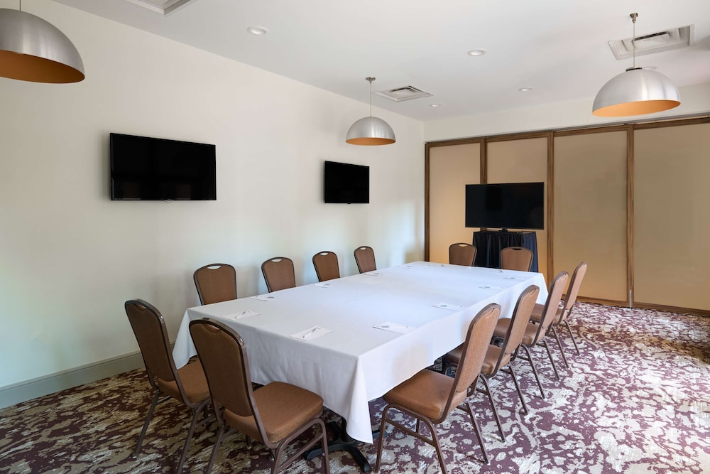 Hilton Garden Inn Bloomington, IN 67/78