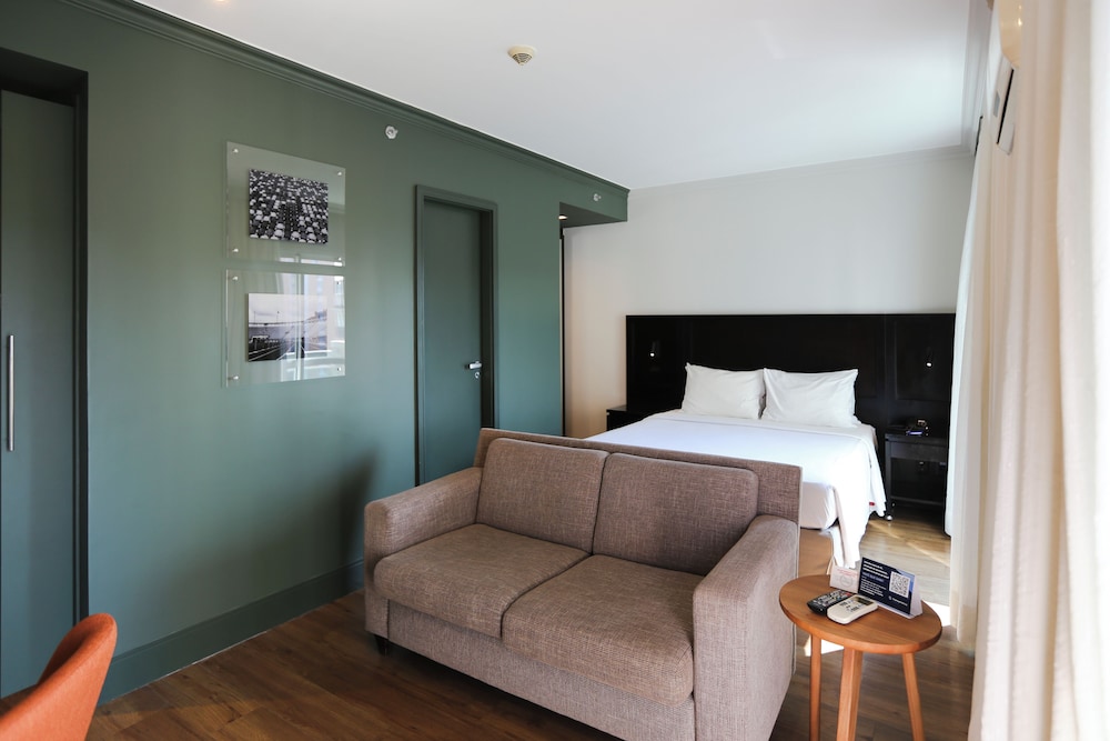 SUPERIOR, QUEEN BED