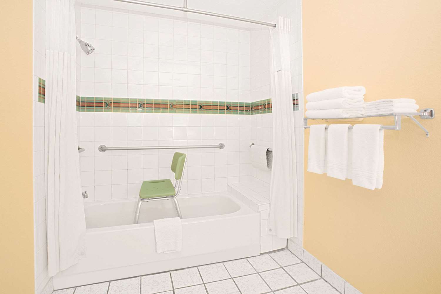 Days Inn & Suites by Wyndham Red Rock-Gallup 20/20