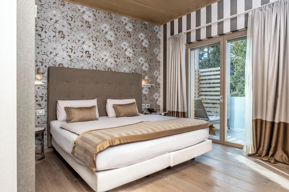 ROOM, DOUBLE BED, HOT TUB