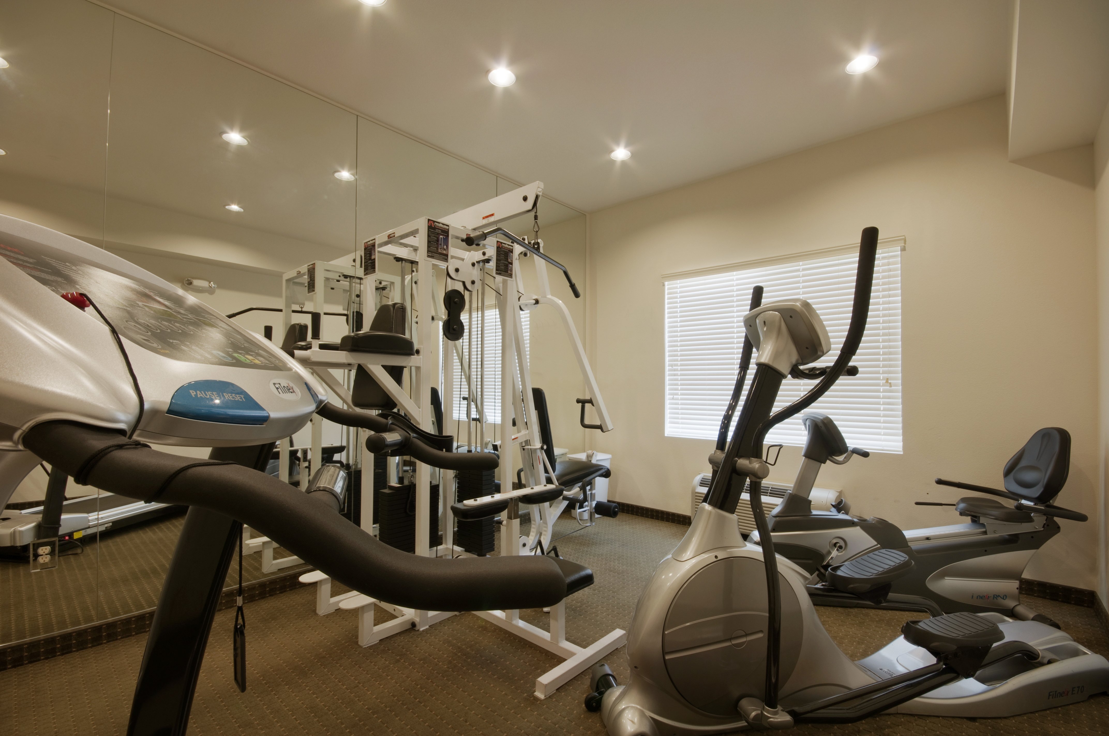 Best Western Plus Lake Elsinore Inn & Suites 33/53