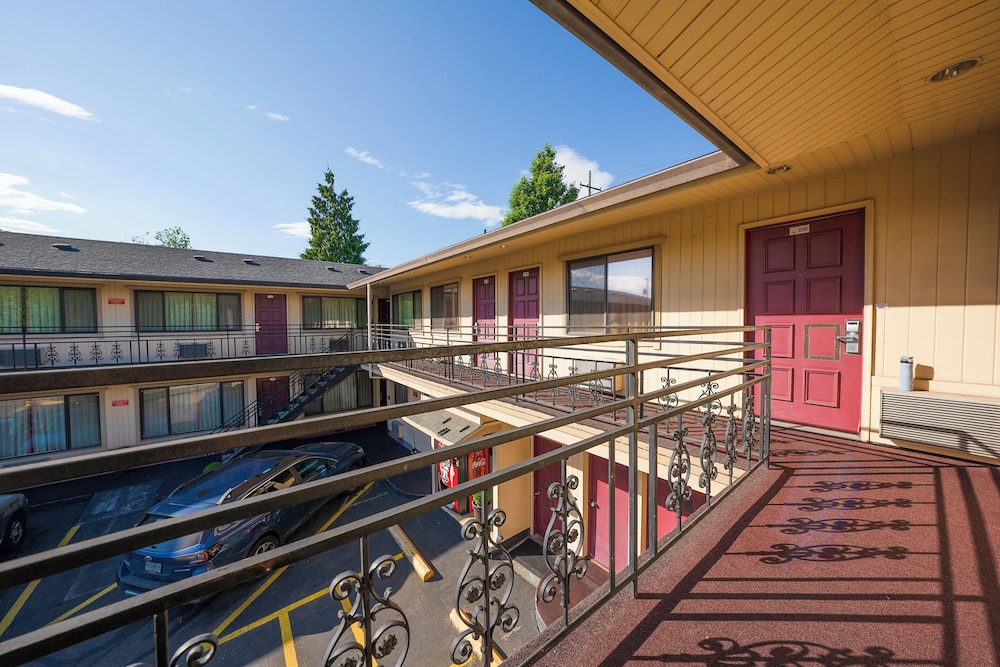 Econo Lodge Convention Center 27/39