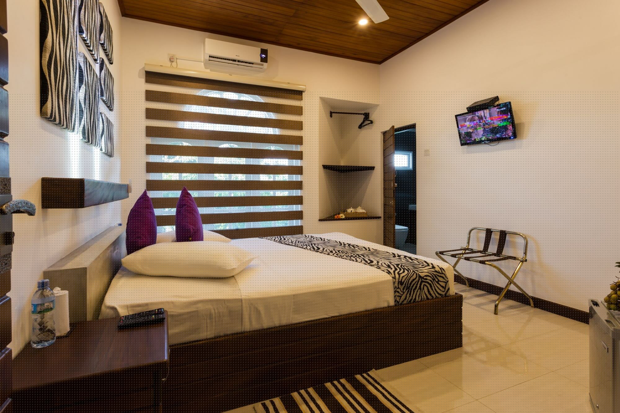 DELUXE, DOUBLE BED