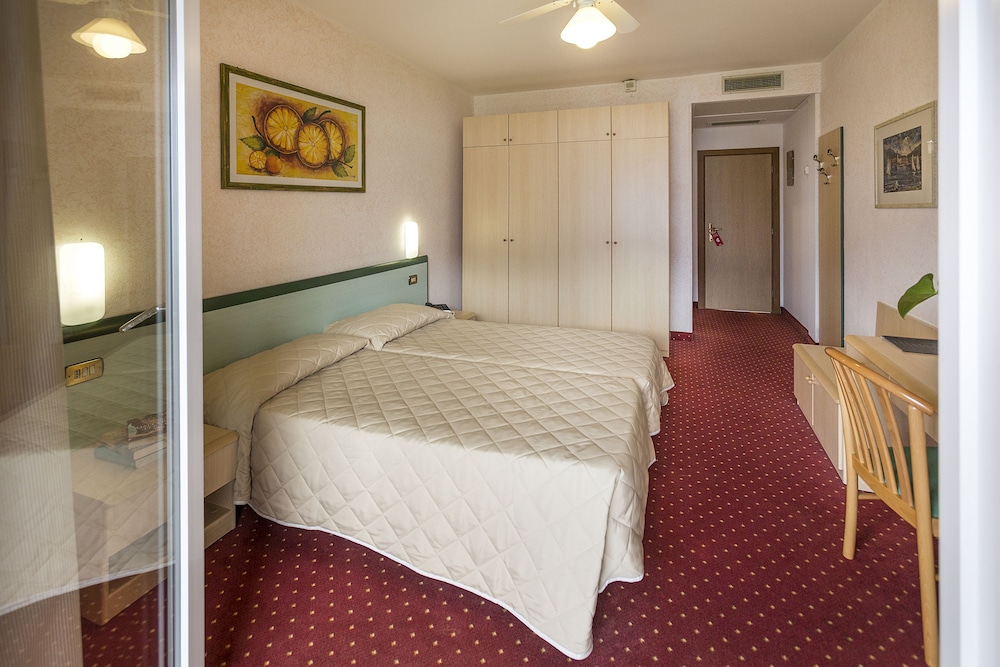 Standard, Murphy Bed, Queen Bed, Garden View، Hotel Du Lac 3/10
