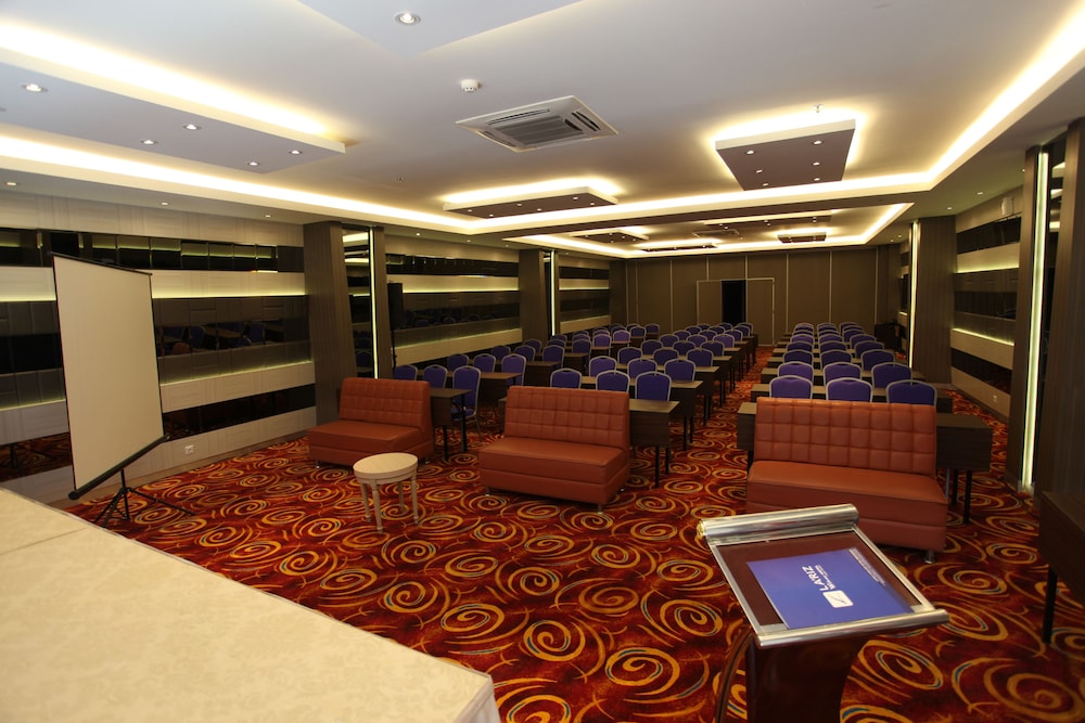 W Three Premier Hotel Makassar 18/29