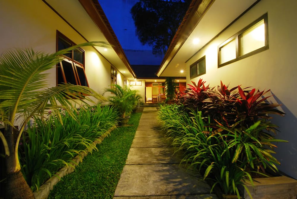YULIA BEACH INN 52/67