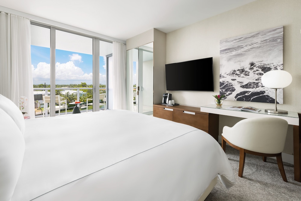 Grand, Deluxe, Suite, King Bed, Water View, Balcony, Corner