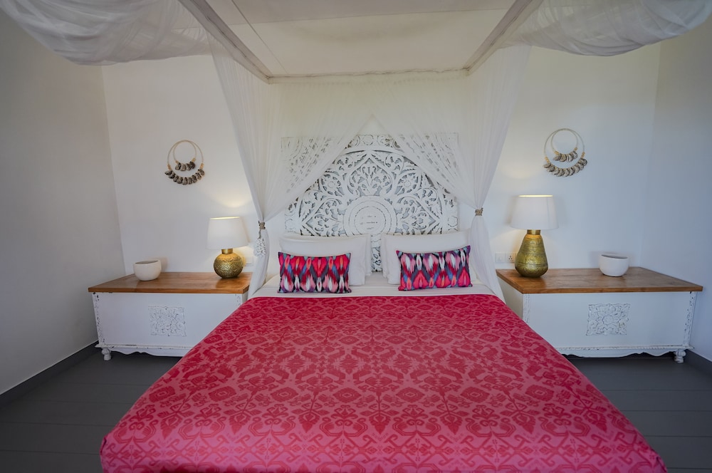PinkCoco Uluwatu - Constant Surprises & for Cool Adults Only 20/50