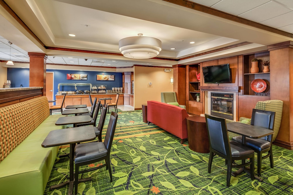 Fairfield Inn and Suites Jacksonville Beach 33/54