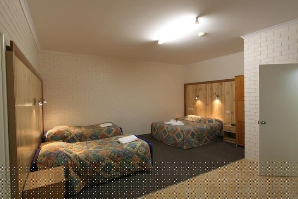 Lazy River Motor Inn 5/32
