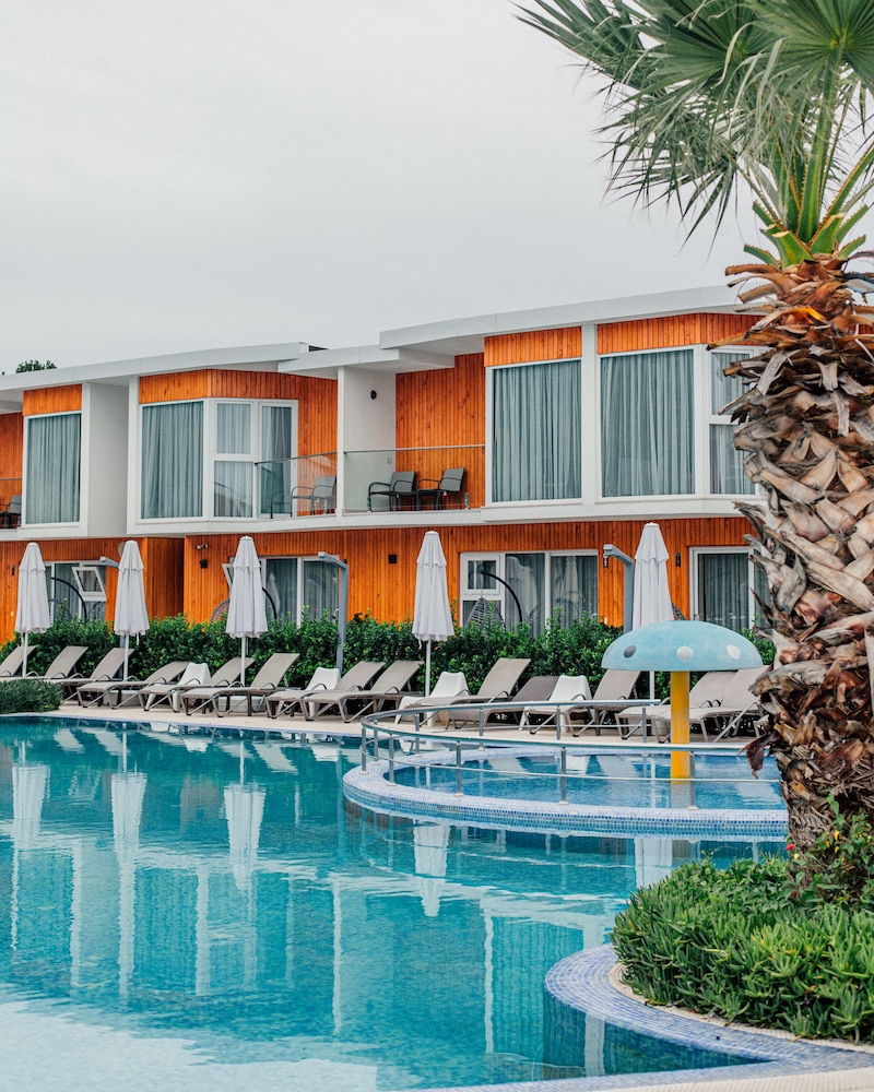 Riva Hill Resort 4/48