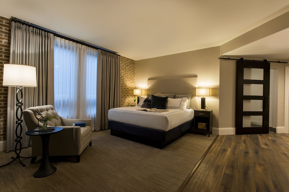 SIGNATURE, SUITE