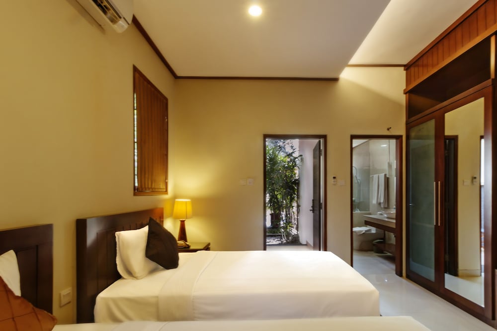 YULIA BEACH INN 47/67
