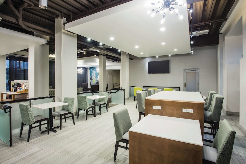 La Quinta Inn & Suites by Wyndham Winchester 42/44