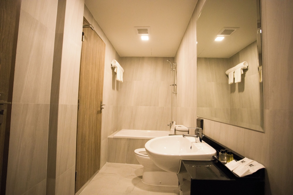 B2 Amata Nakorn Premier Hotel 31/34