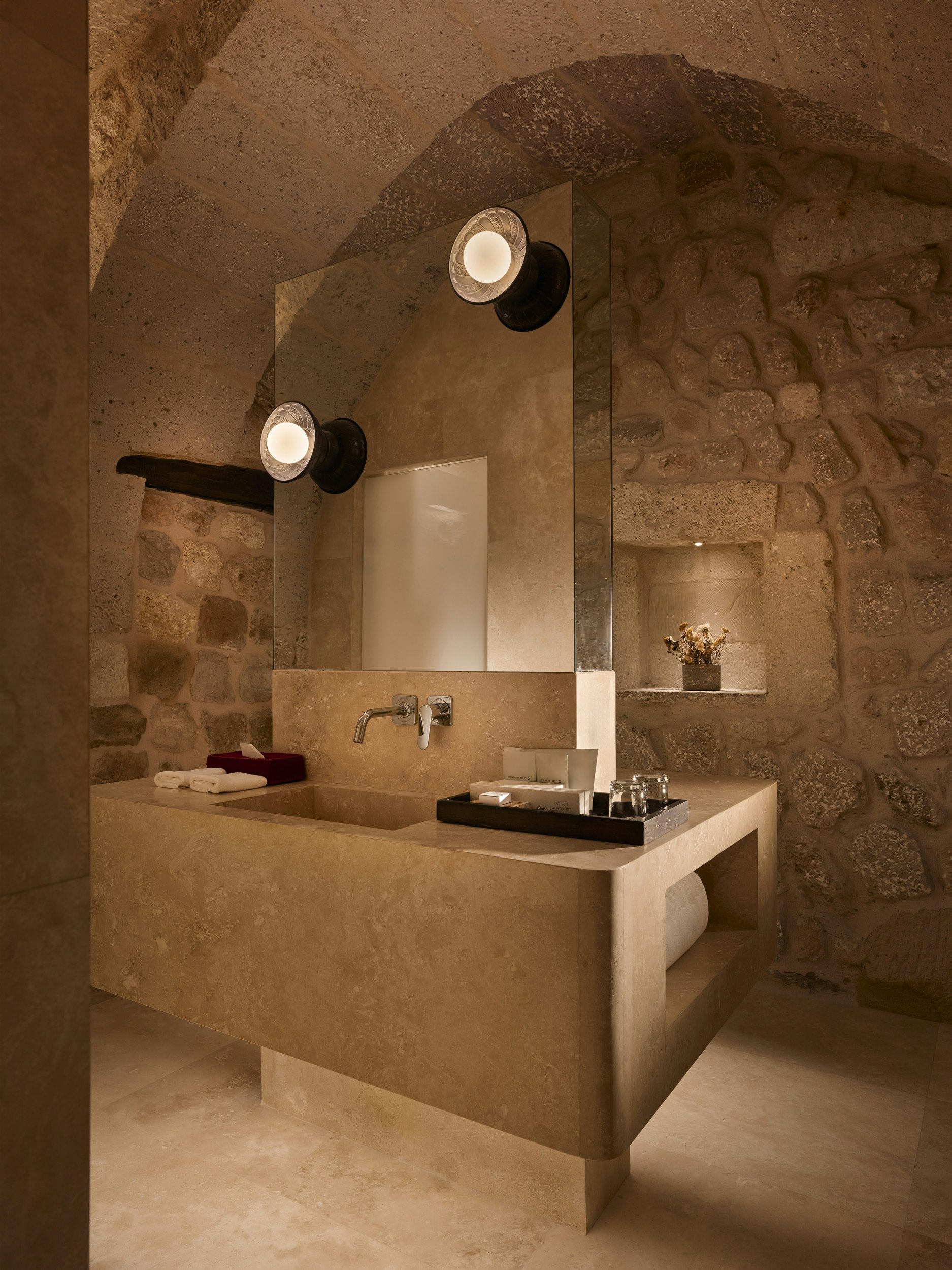 CAVE, SPLENDID, SUITE
