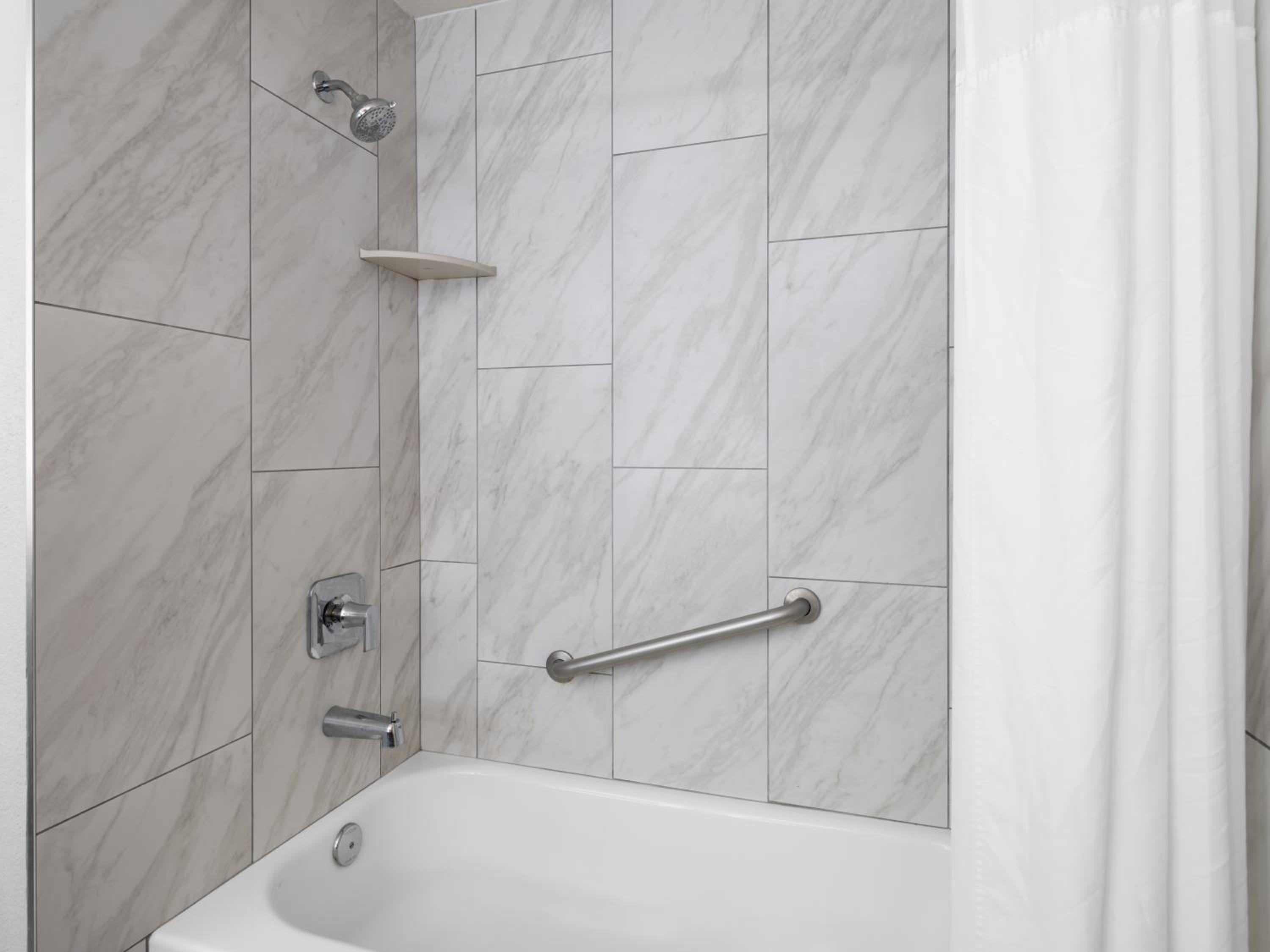 غرفة بسرير كينج بحوض جاكوزي، La Quinta Inn And Suites By Wyndham Pocatello 7/9