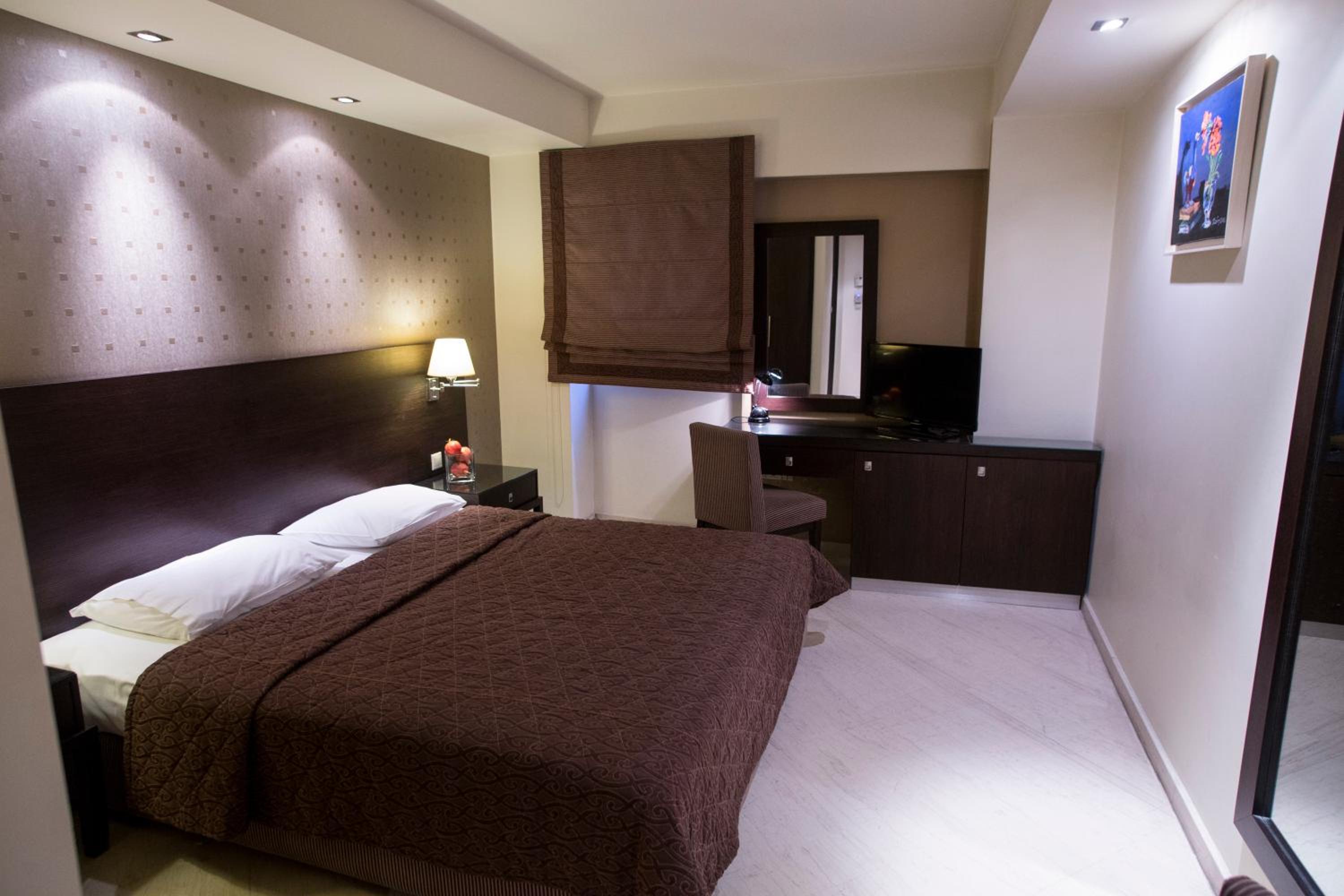 ROOM, SINGLE