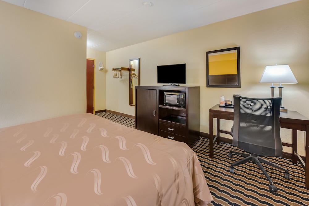 Quality Inn & Suites Cincinnati Uptown Norwood 10/45