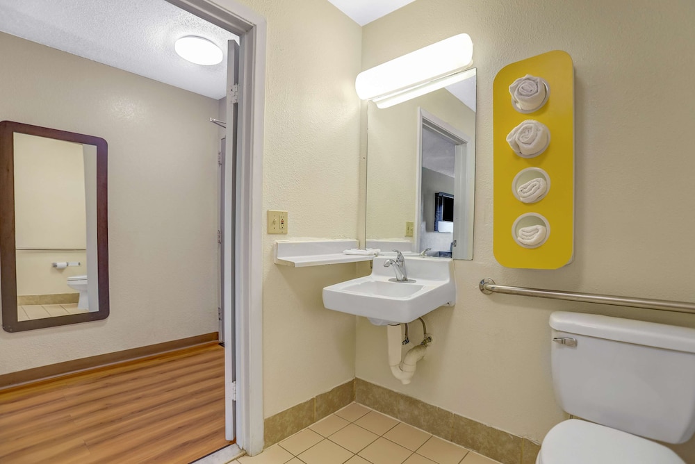 Motel6 Raleigh, NC - North 49/50