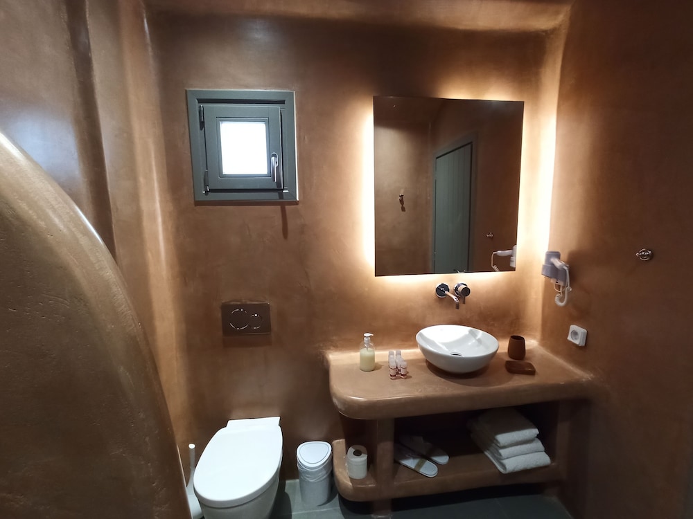 Amphitrite Suites Santorini 64/68