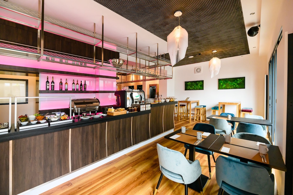 Nikii Hotel 52/59