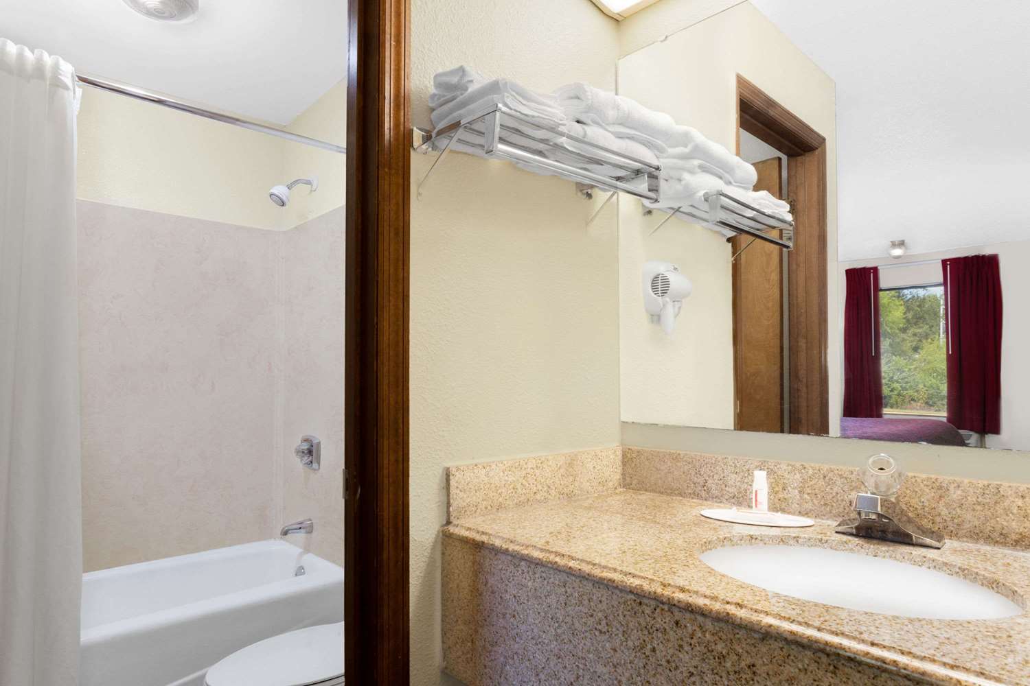 Days Inn by Wyndham Columbia NE Fort Jackson 19/23