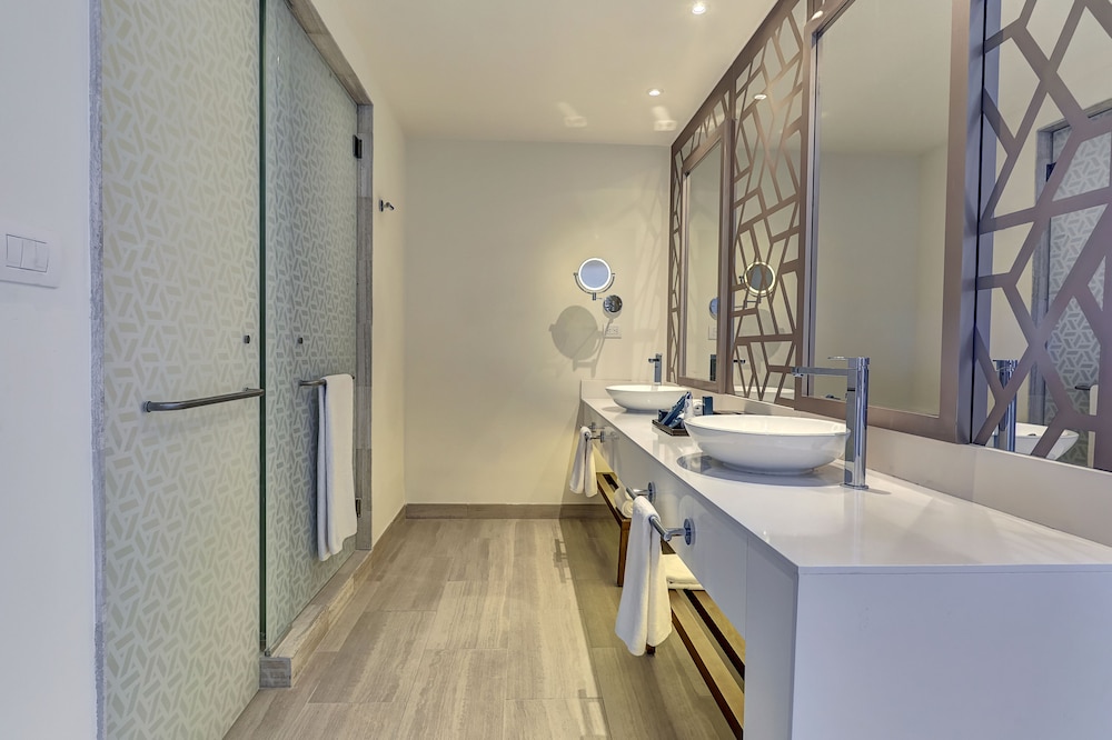 2 Bedrooms, Diamond Club, Chairman, Luxury, Suite, 1 King and 2 Queen Beds, Ocean Front, Sofa، Royalton CHIC Cancun, An Autograph Collection (ex Royalton Cancun) 9/9