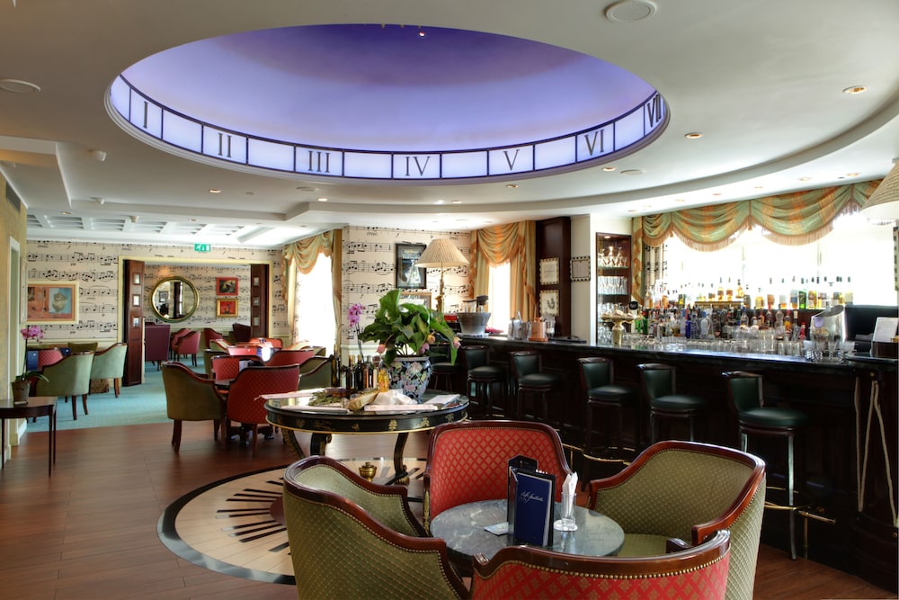 DISNEYLAND HOTEL 50/62
