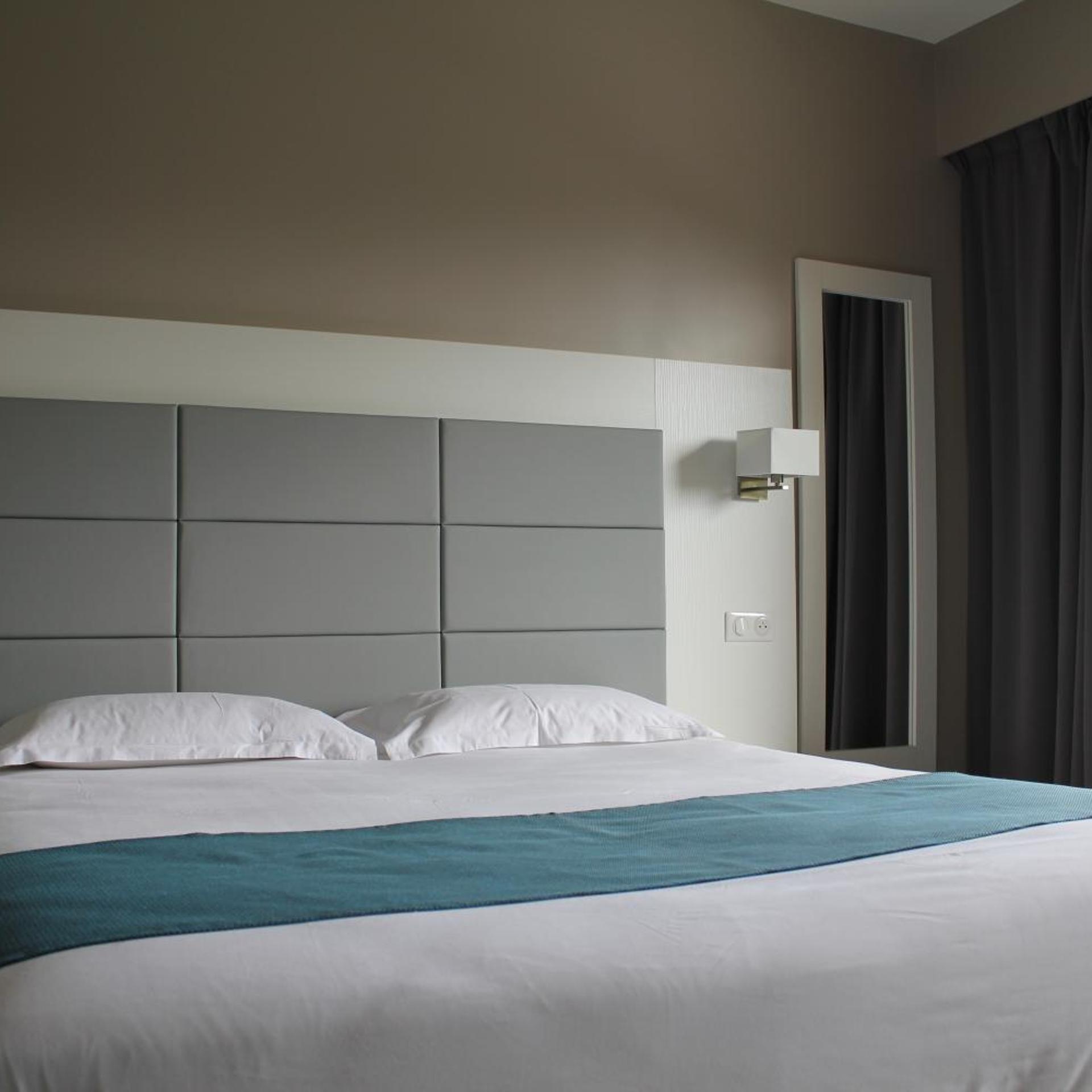Room, Double Bed, Balcony, Hotel Le Quincangrogne 3/8