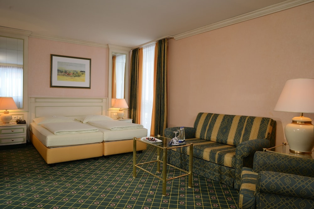 Monarch Hotel 25/68