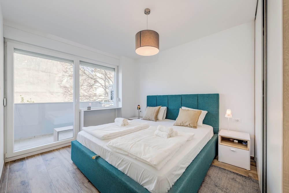Bells & Whistles, Comfortable Condo 5/30