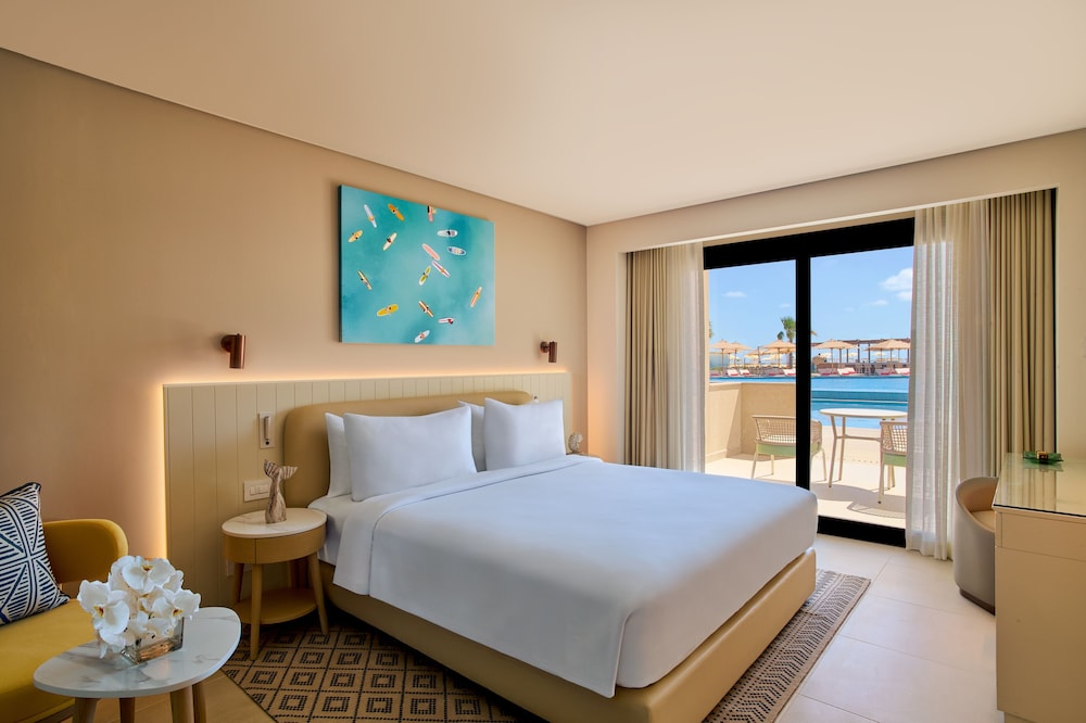 2 Bedrooms, Suite, King and Twin Beds, Sea View, Direct Pool Access