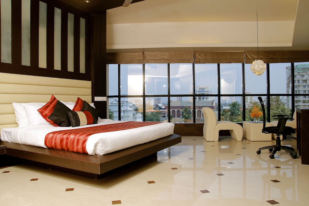 LUXURY, SUITE, KING BED, CITY VIEW, BATHTUB