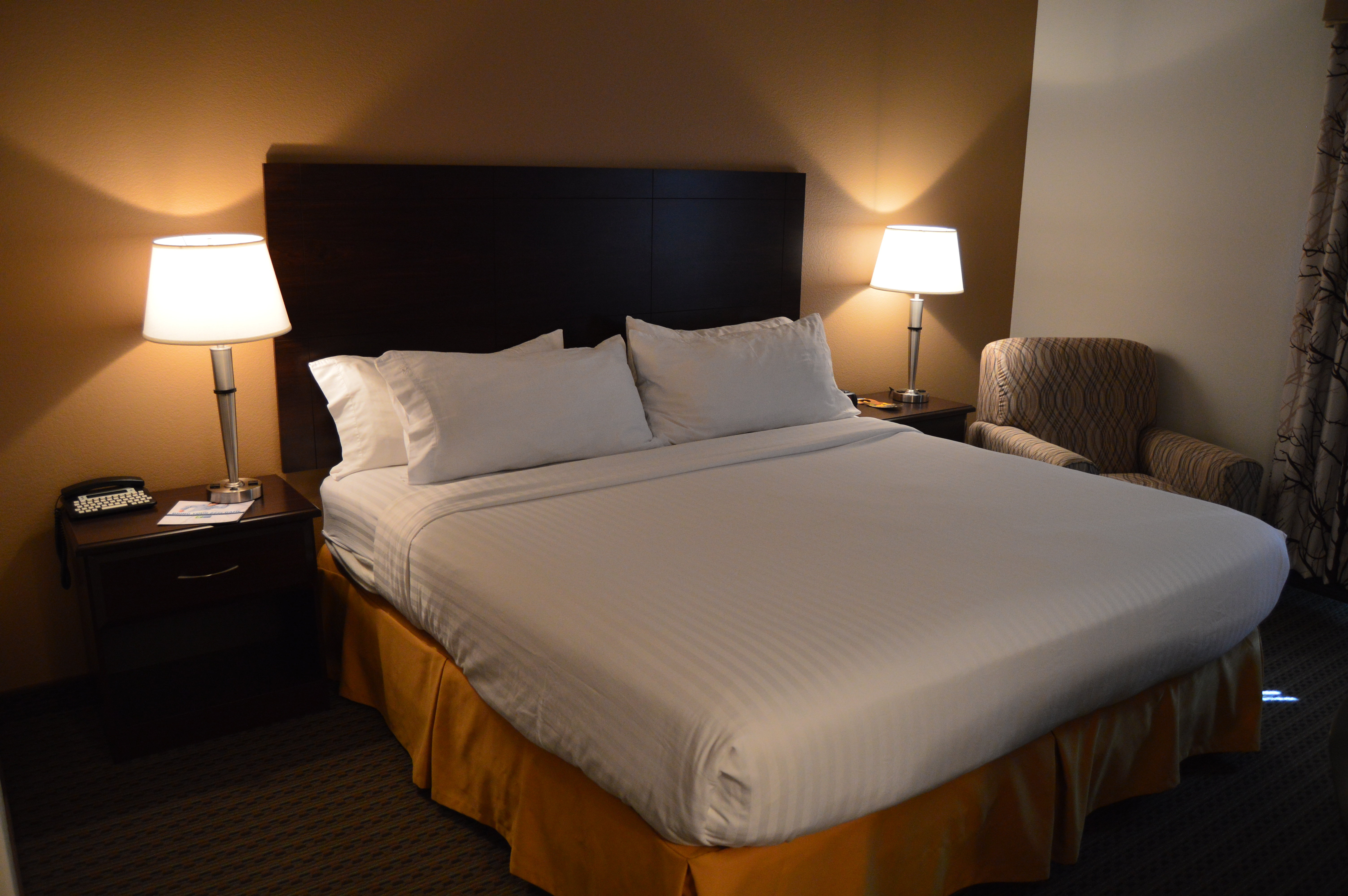 Holiday Inn Express Hotel Suites Winner 34/74