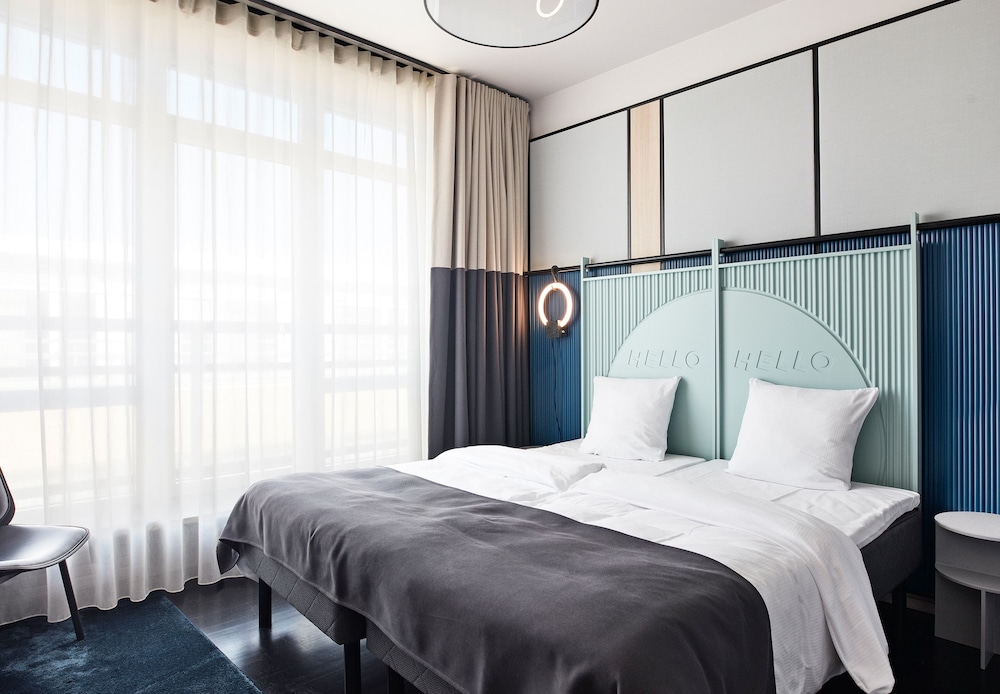 ROOM, TWIN BEDS